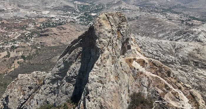 Peña de Bernal — trabajo de fotografía y videografía aérea profesional en el sector de Turismo, capturado con dron por Dronologic en Querétaro