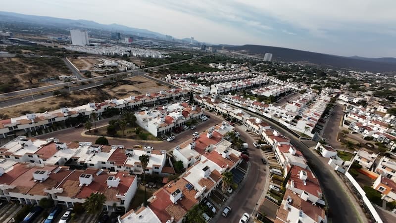 Vista Aérea Residencial — trabajo de fotografía y videografía aérea profesional en el sector de Bienes Raíces, capturado con dron por Dronologic en Querétaro